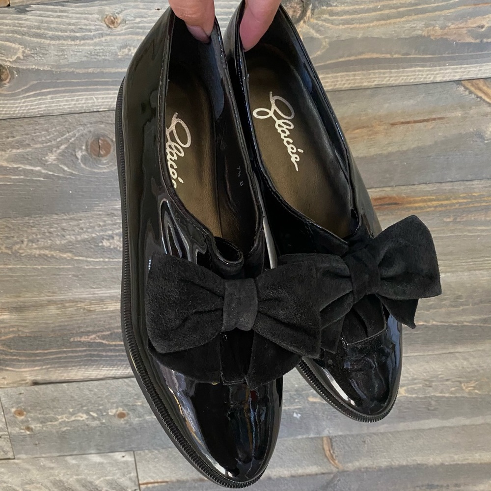 Loafers with bows